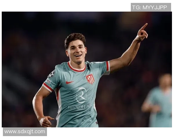 足球球星圆月弯刀技艺揭秘：如何通过精准弯曲打破防守壁垒